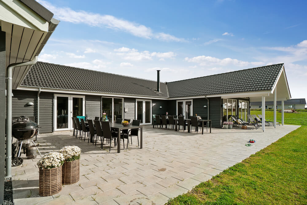 Njut av en grillkväll på terrassen i lyxstuga nr 429 i Limfjorden