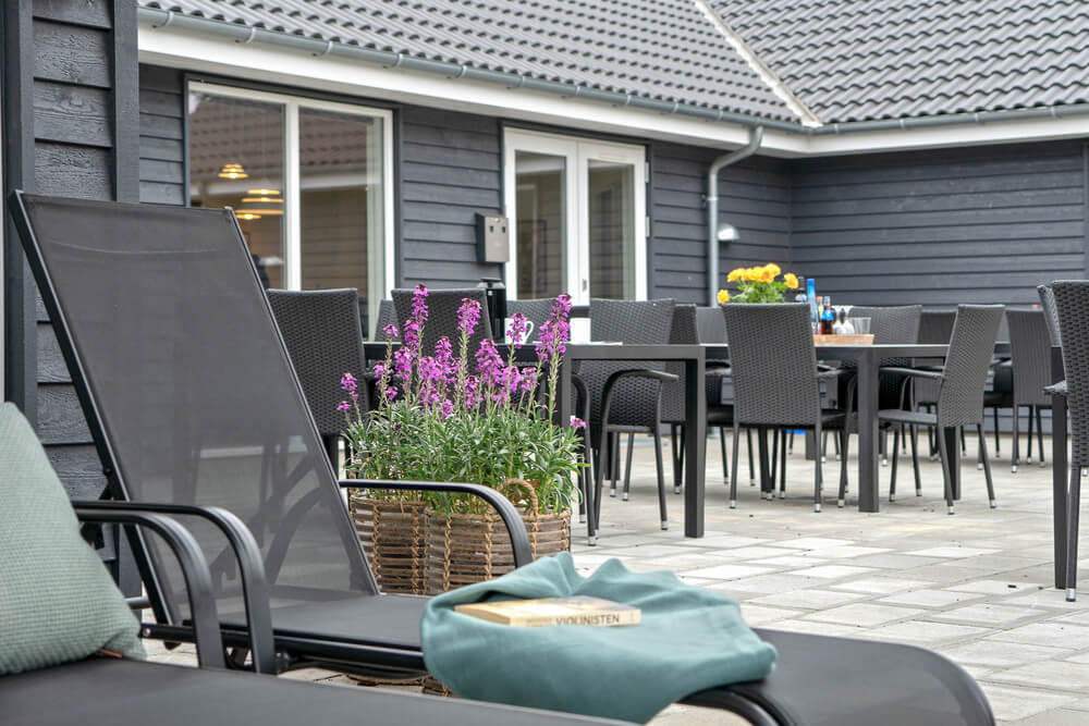 Lyxstuga nr 431 har en härlig terrass med sköna trädgårdsmöbler för 30 personer.