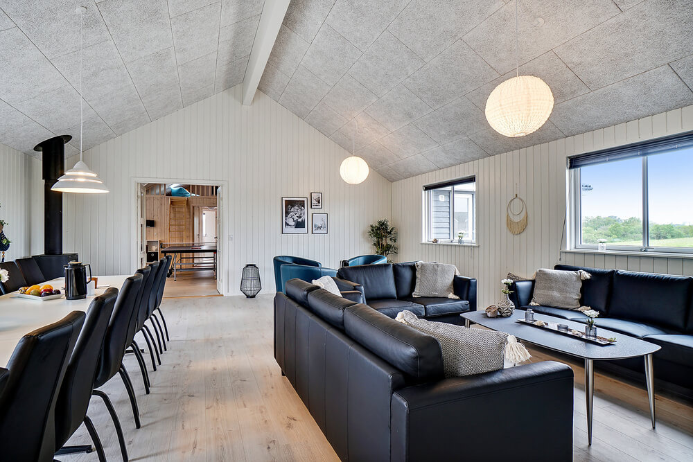 Det stora ljusa vardagsrummet i lyxstuga nr 431 för 30.