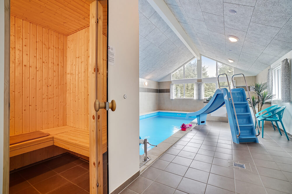 Den härliga poolen i lyxstuga nr 431 för 30 personer