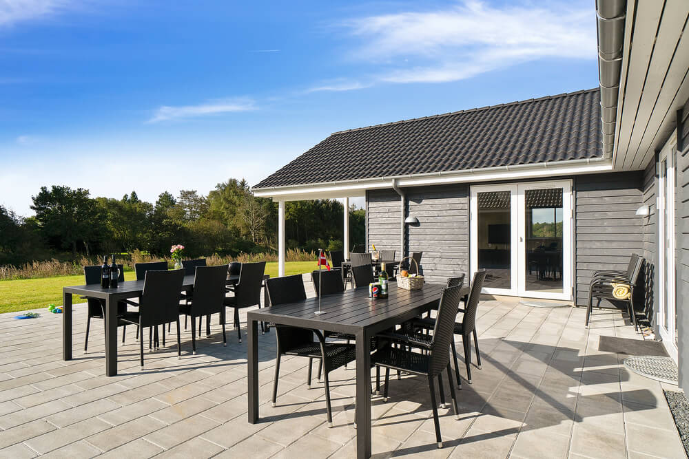 På terrassen i sommarhus nr 431 finns det plats för upp till 30 gäster.