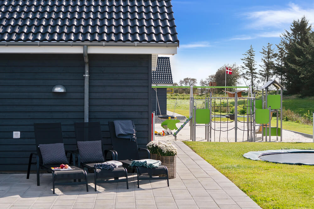 Njut av en grillkväll på terrassen i lyxstuga nr 431 i Limfjorden