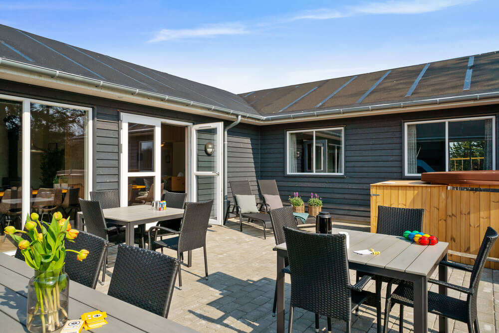 Njut av en grillkväll på terrassen i lyxstuga nr 440 i Nordjylland