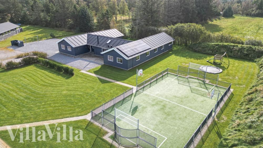 Den praktfulla poolstugan nr 440 med plats för 24 personer ligger i Nordjylland
