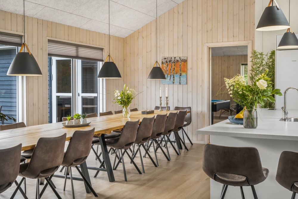 Vardagsrummet i lyxstuga nr. 440 har plats för 24 personer.