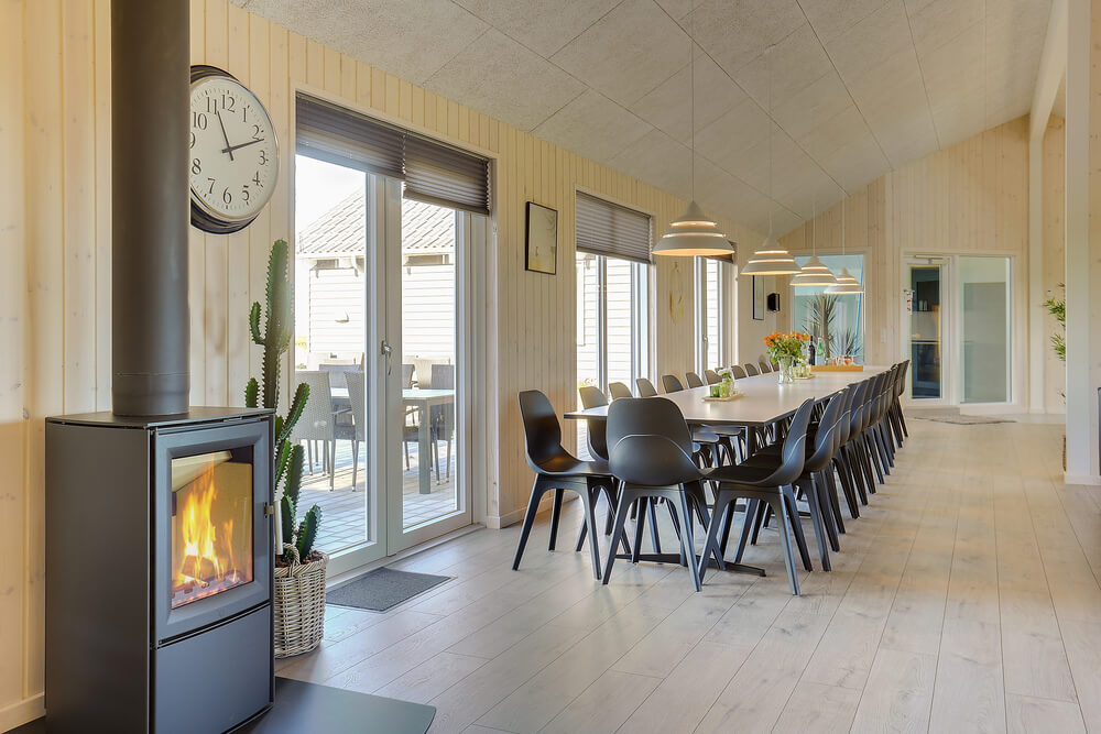 Vardagsrummet i lyxstuga nr. 428 har plats för 30 personer.