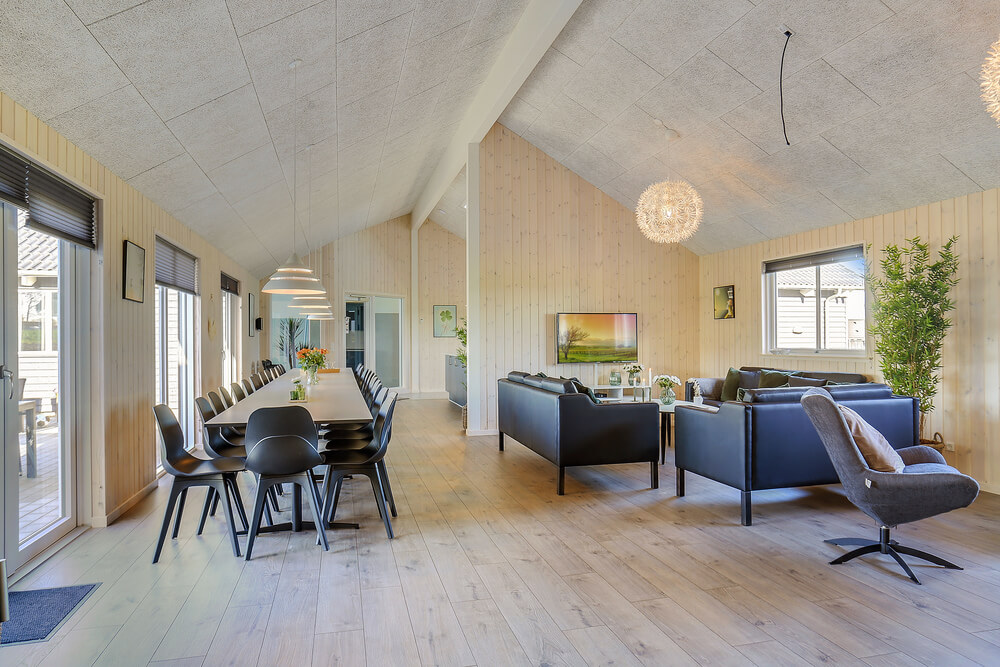 Det stora ljusa vardagsrummet i lyxstuga nr 428 för 30.