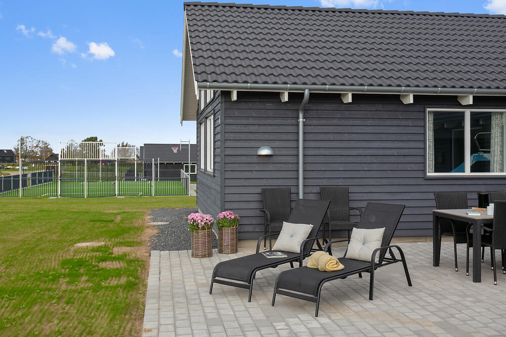 På terrassen i sommarhus nr 428 finns det plats för upp till 30 gäster.