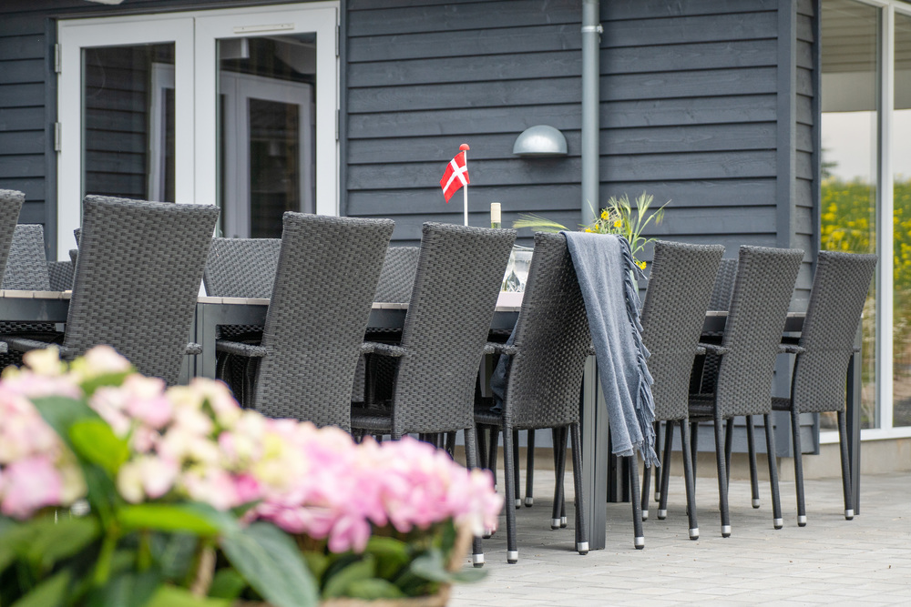Njut av en grillkväll på terrassen i lyxstuga nr 428 i Fyn och öar