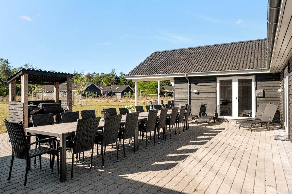 På terrassen i sommarhus nr 436 finns det plats för upp till 30 gäster.