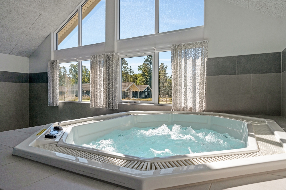 Njut av spabadets värme i lyxstuga nr 436 i Nordsjälland