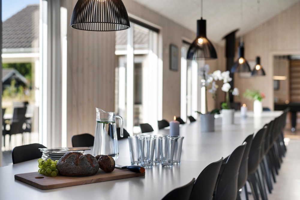 Det stora ljusa vardagsrummet i lyxstuga nr 436 för 30.