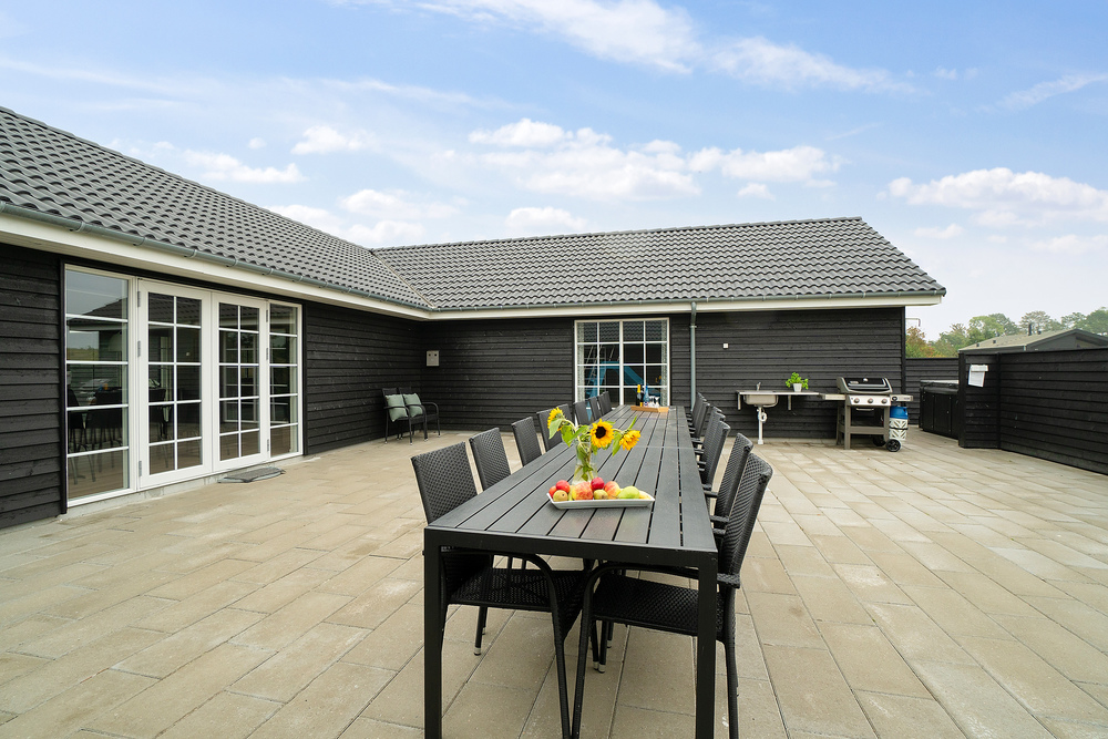 På terrassen i sommarhus nr 442 finns det plats för upp till 26 gäster.