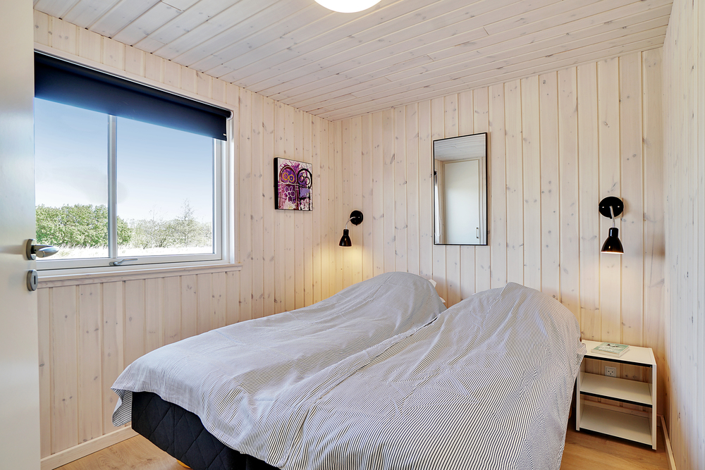 Ett av de 9 utmärkta sovrummen i lyxstuga nr 448 i Østjylland.