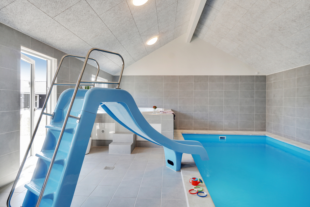 Den härliga poolen i lyxstuga nr 448 för 24 personer