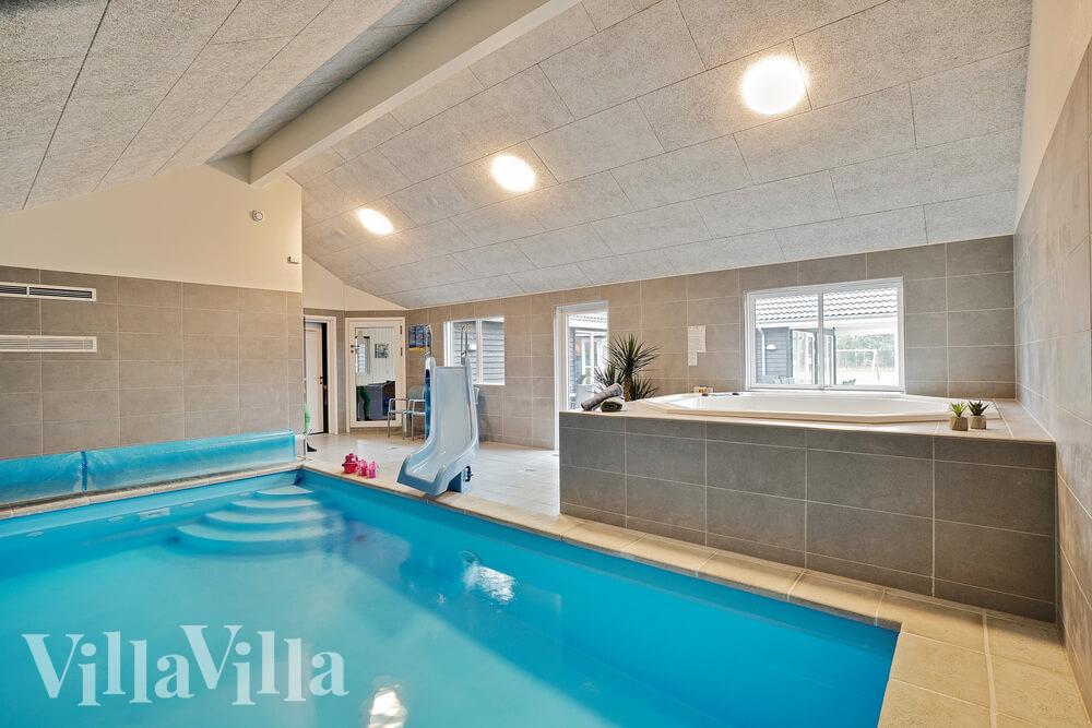 Sommarstuga 448 är inredd med en smakfull poolavdelning som har vattenrutschbana, ett stort inbyggt spapad och bastu