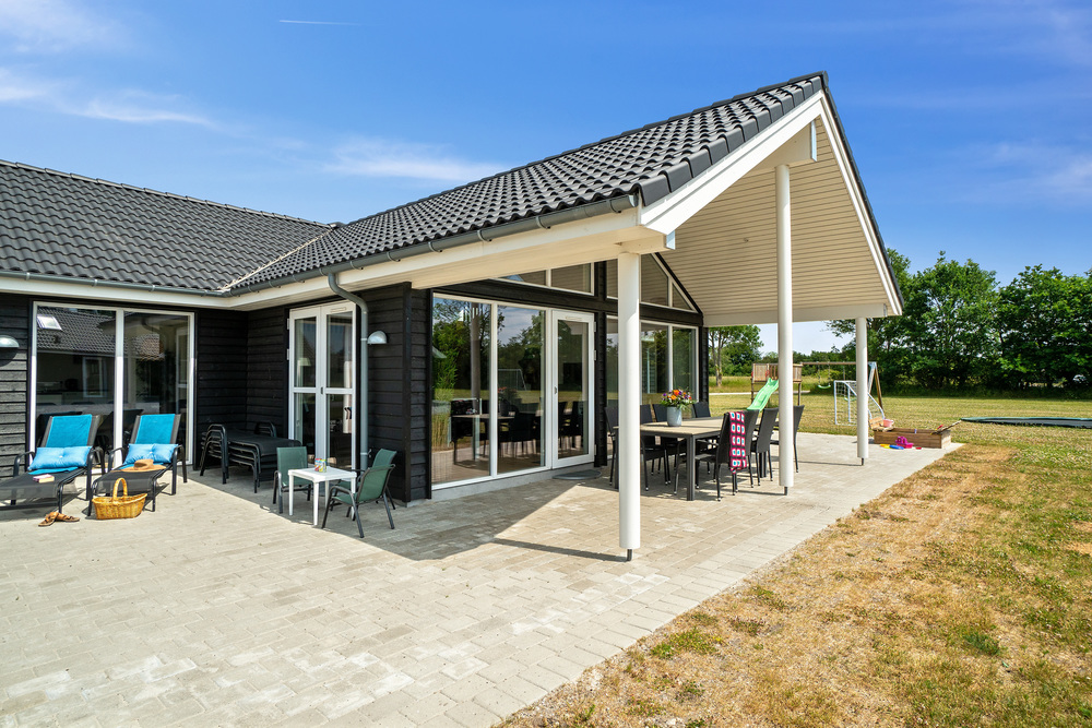 Njut av en grillkväll på terrassen i lyxstuga nr 448 i Østjylland