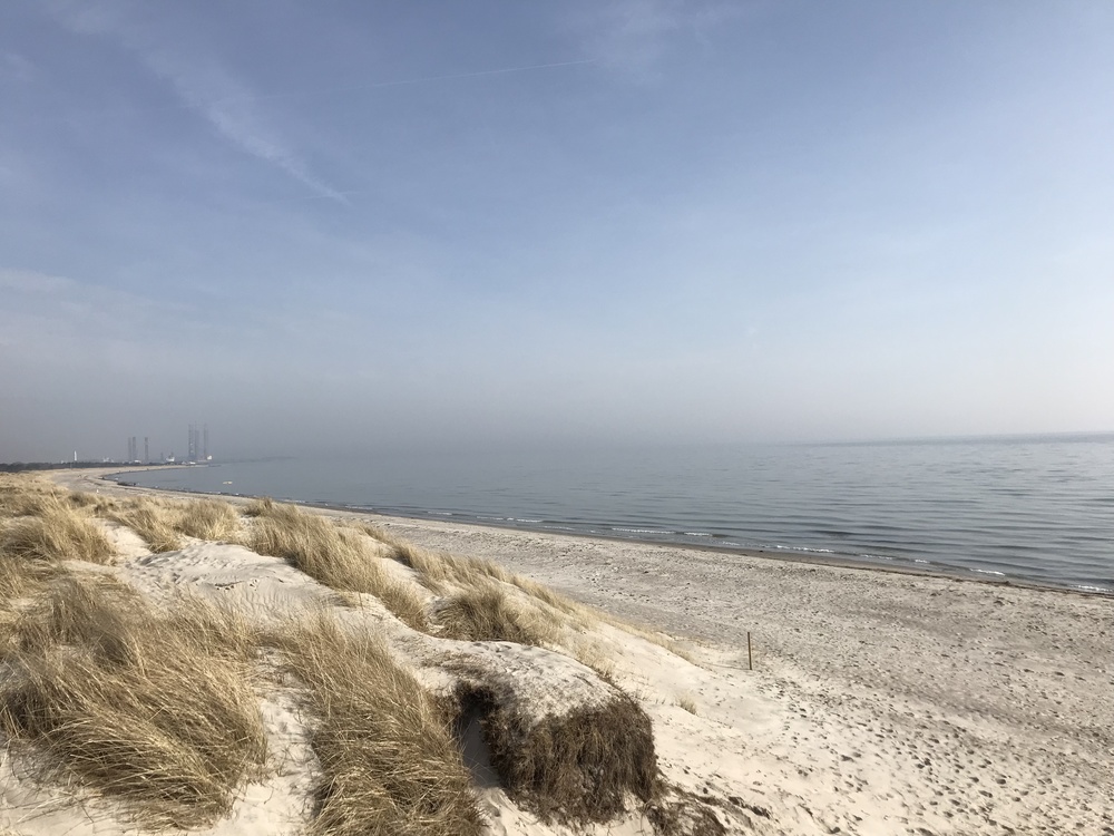 Stranden i närheten av lyxhus 441.
