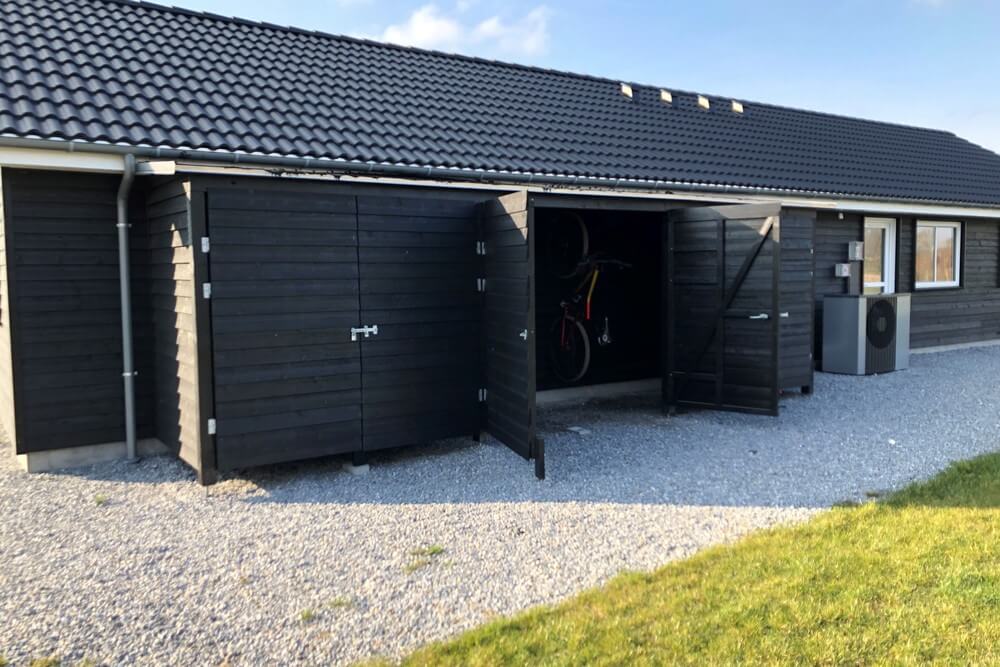 Till den trevliga sommarstugan nr 441 i Østjylland erbjuds en mängd utomhusaktiviteter, t.ex. lektorn och gungor