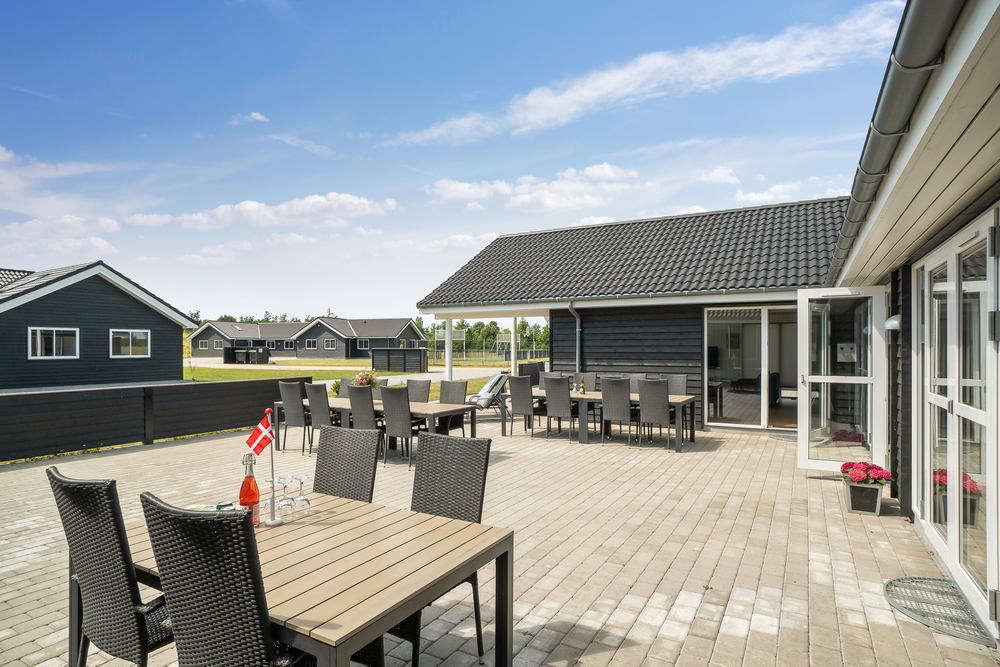 Njut av en grillkväll på terrassen i lyxstuga nr 441 i Østjylland