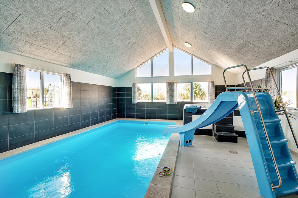 Den härliga poolen i lyxstuga nr 446 för 30 personer