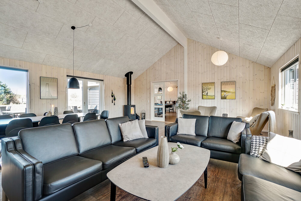 Det stora ljusa vardagsrummet i lyxstuga nr 446 för 30.