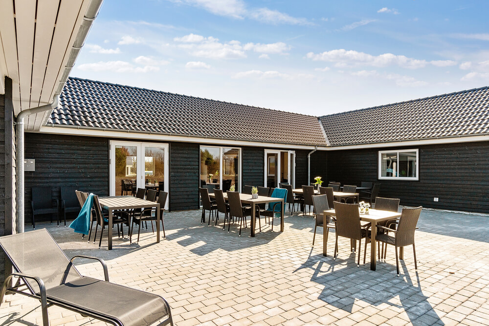 Njut av en grillkväll på terrassen i lyxstuga nr 446 i Østjylland