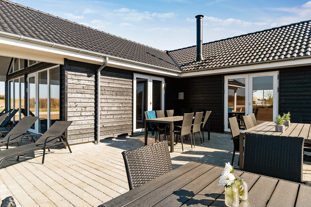 Stor terrass i lyxstuga nr 446 i Østjylland.