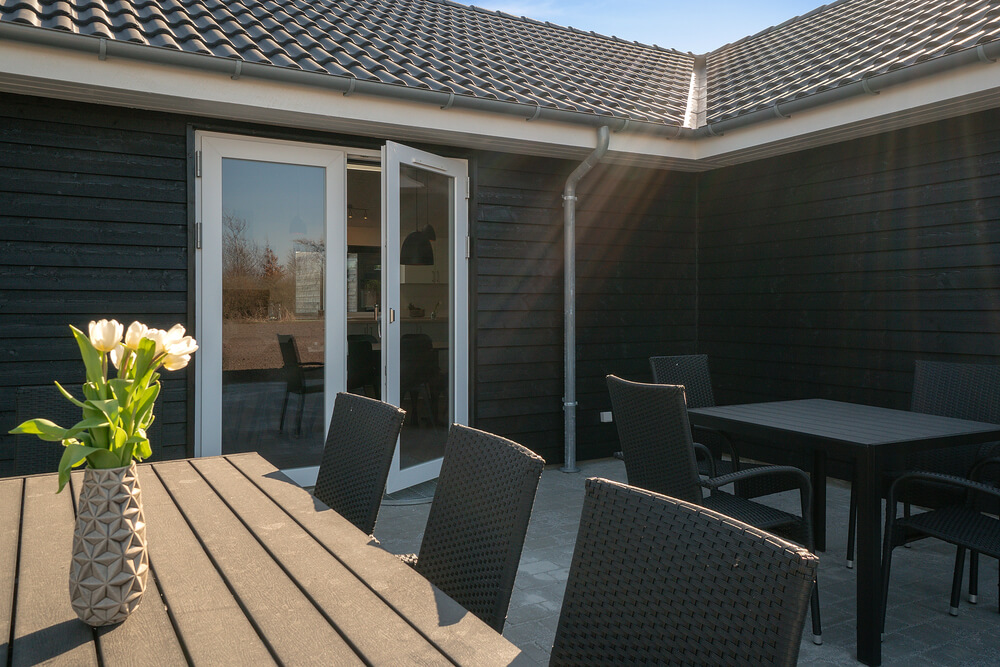 På terrassen i sommarhus nr 446 finns det plats för upp till 30 gäster.