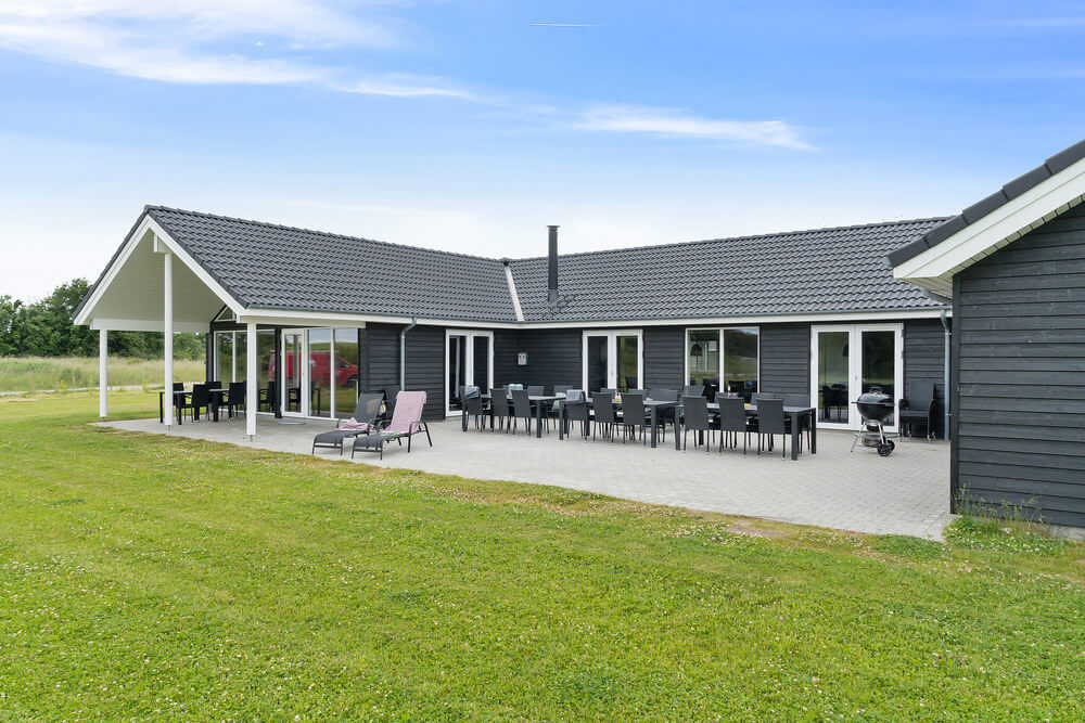 Den tjusiga sommarstugan nr 446 med gott om plats för upp till 30 personer