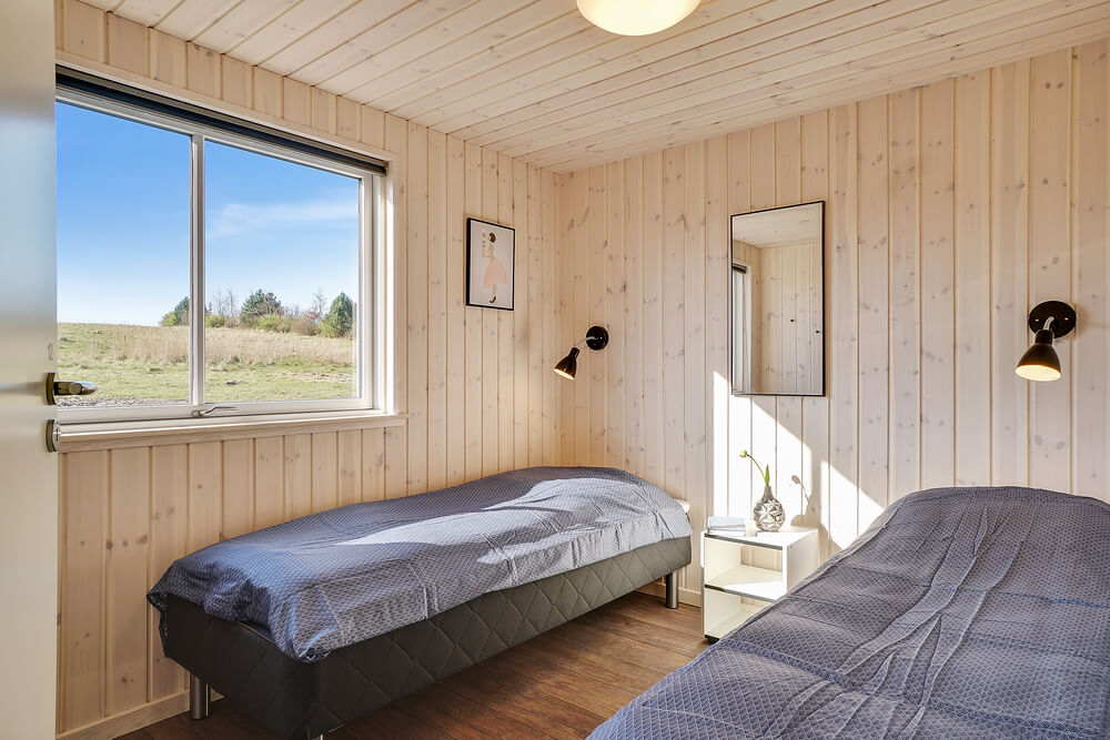 Ett av de 12 utmärkta sovrummen i lyxstuga nr 450 i Østjylland.