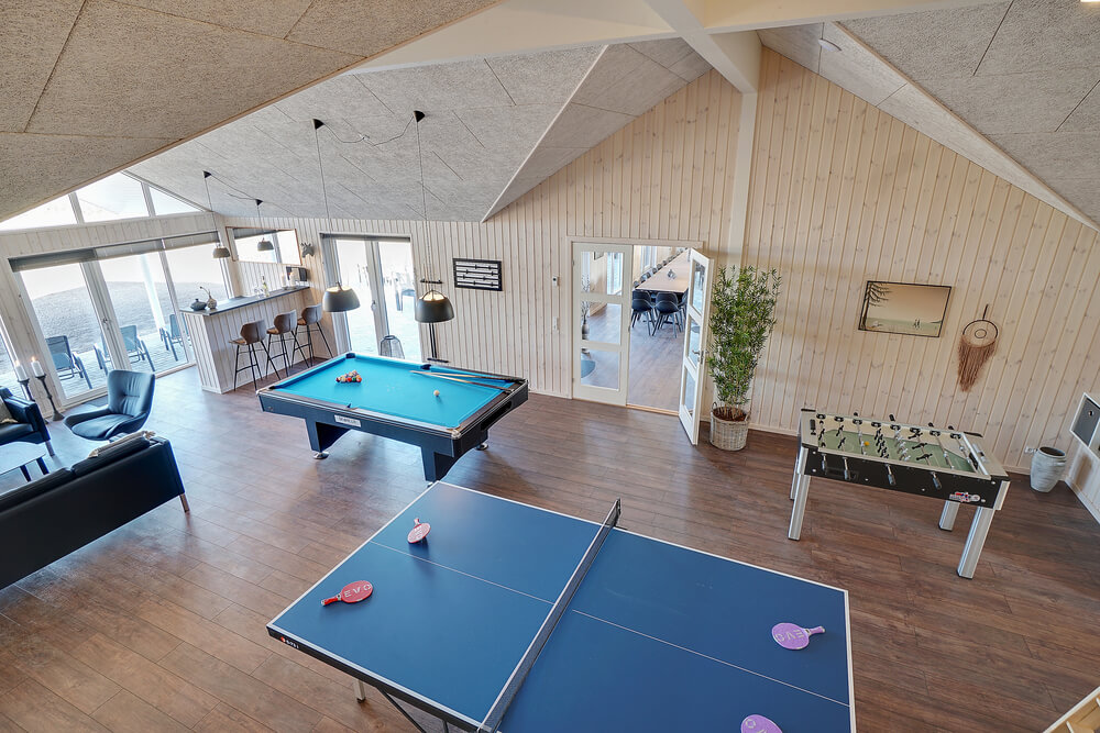 Förutom de många timmar som du kan tillbringa i stugans poolavdelning erbjuder lyxstuga 450 även biljard, bordtennis och dart