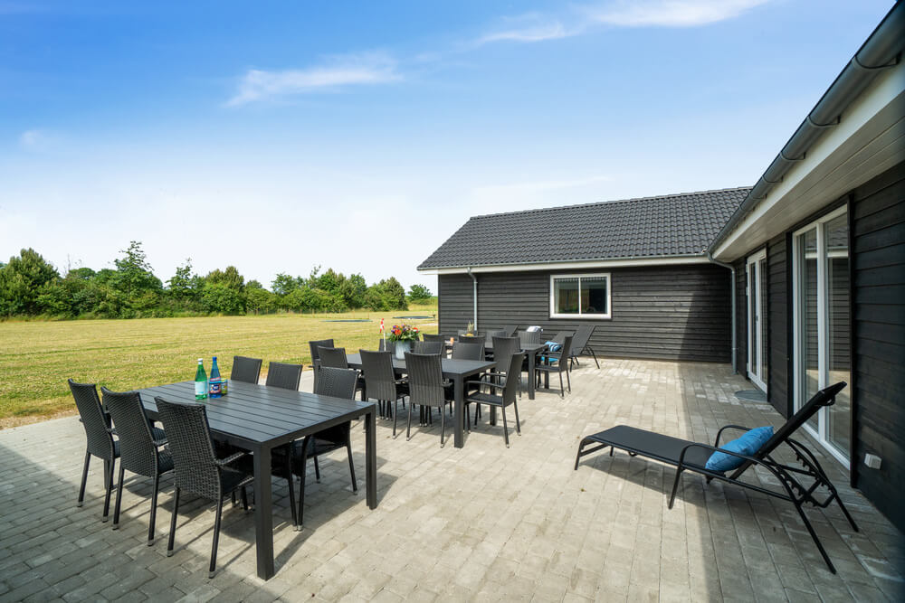 Lyxstuga nr 450 har en härlig terrass med sköna trädgårdsmöbler för 30 personer.