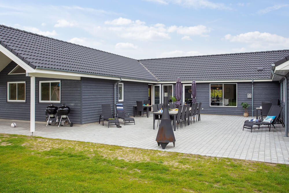 Njut av en grillkväll på terrassen i lyxstuga nr 432 i Lolland/Falster/Møn