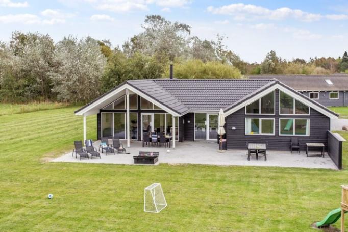 Den praktfulla poolstugan nr 433 med plats för 16 personer ligger i Lolland/Falster/Møn