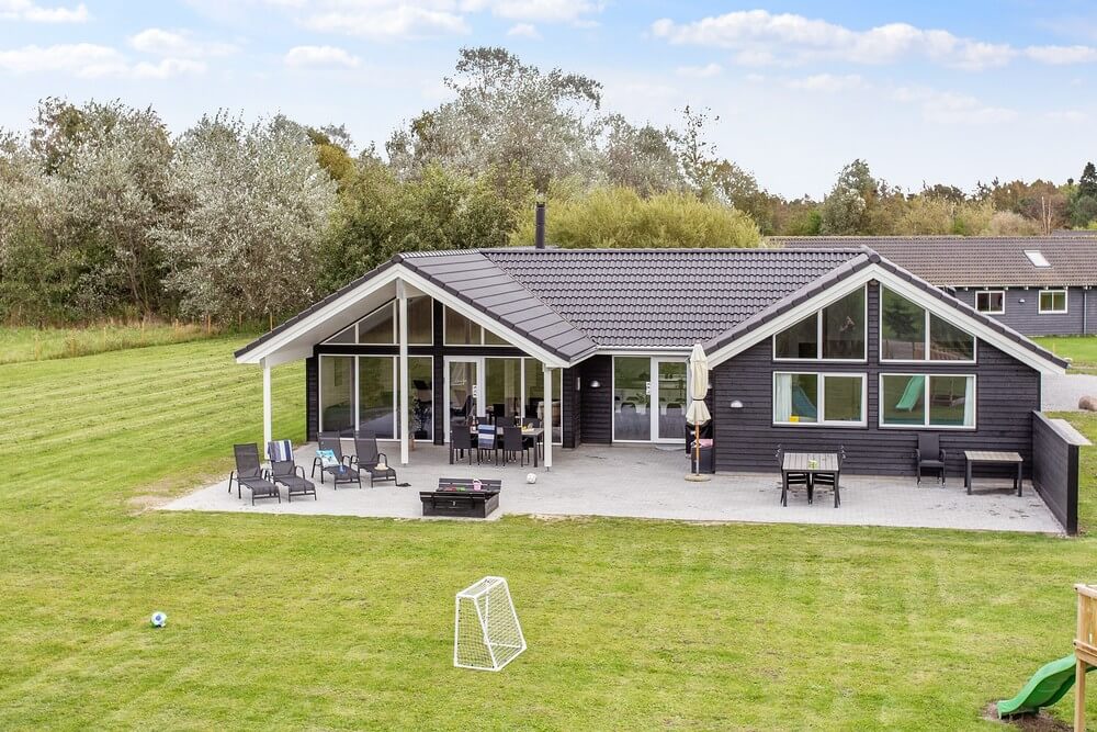 Den praktfulla poolstugan nr 433 med plats för 16 personer ligger i Lolland/Falster/Møn