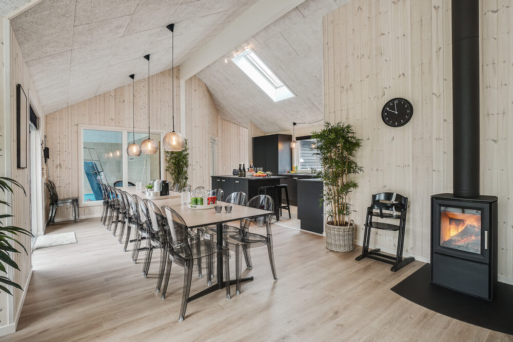 Ni kan sitta 20 personer tillsammans i vardagsrummet när ni besöker lyxhus nr 434 i Nordsjälland.