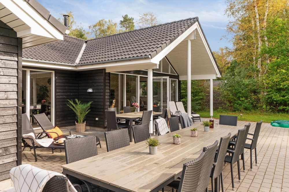 Njut av en grillkväll på terrassen i lyxstuga nr 434 i Nordsjälland