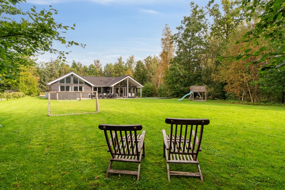 Till den trevliga sommarstugan nr 434 i Nordsjälland erbjuds en mängd utomhusaktiviteter, t.ex. lektorn och gungor