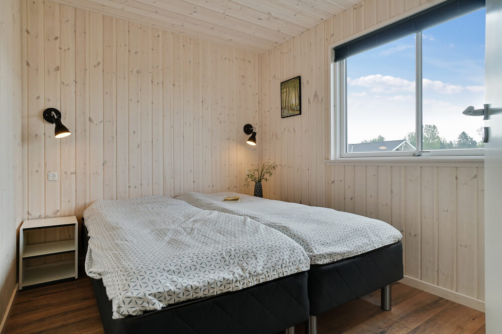 Ett av de 7 utmärkta sovrummen i lyxstuga nr 437 i Fyn och öar.