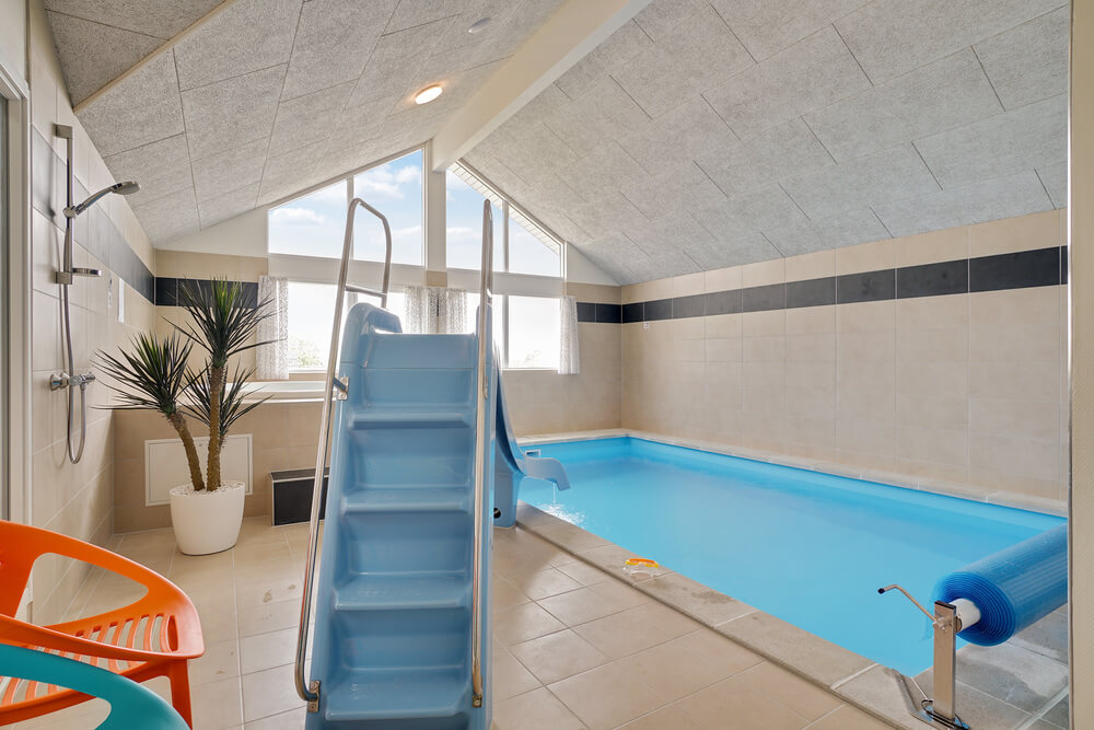 Den härliga poolen i lyxstuga nr 437 för 18 personer