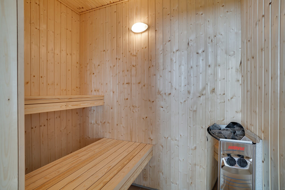 Njut av bastuvärmen i lyxstuga nr 437 för 18 personer