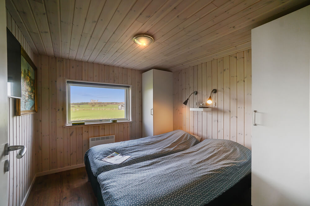 Ett av de 4 utmärkta sovrummen i lyxstuga nr 443 i Østjylland.