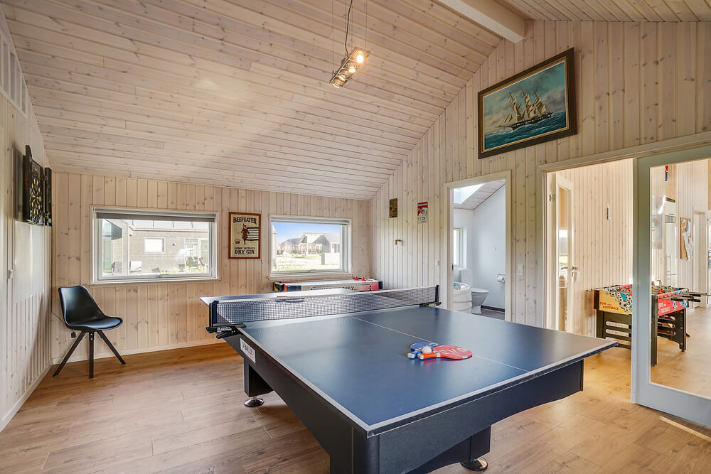 Förutom de många timmar som du kan tillbringa i stugans poolavdelning erbjuder lyxstuga 443 även biljard, bordtennis och dart