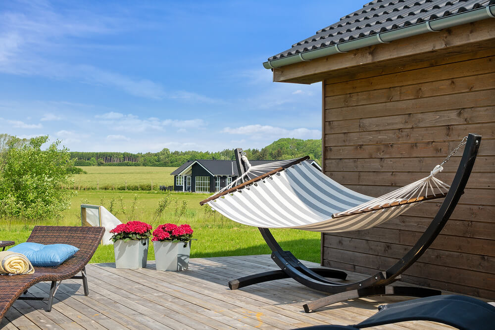 Njut av en grillkväll på terrassen i lyxstuga nr 443 i Østjylland