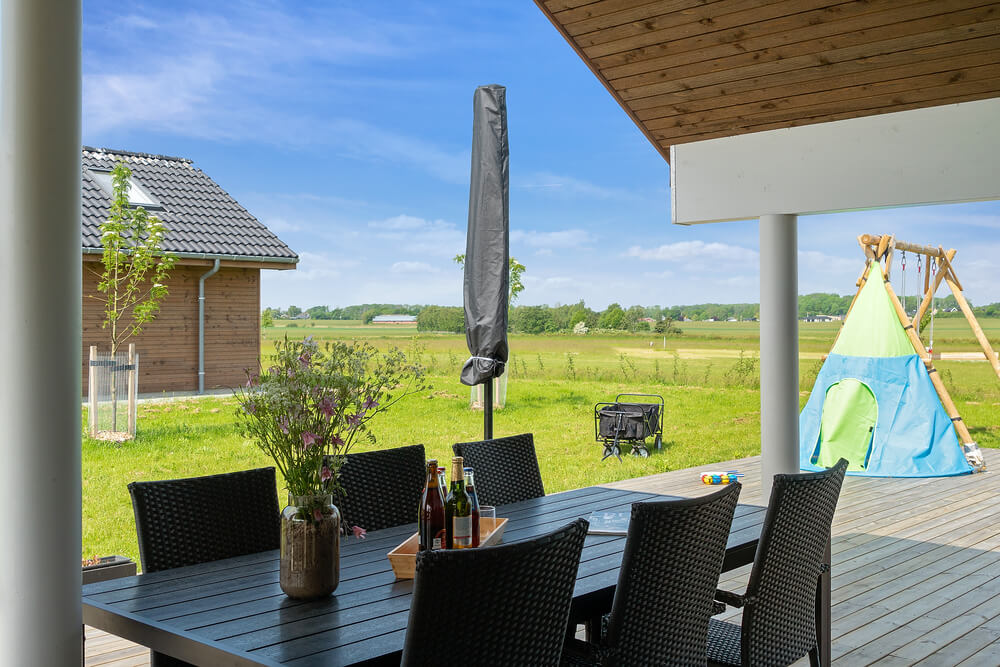 Lyxstuga nr 443 har en härlig terrass med sköna trädgårdsmöbler för 10 personer.
