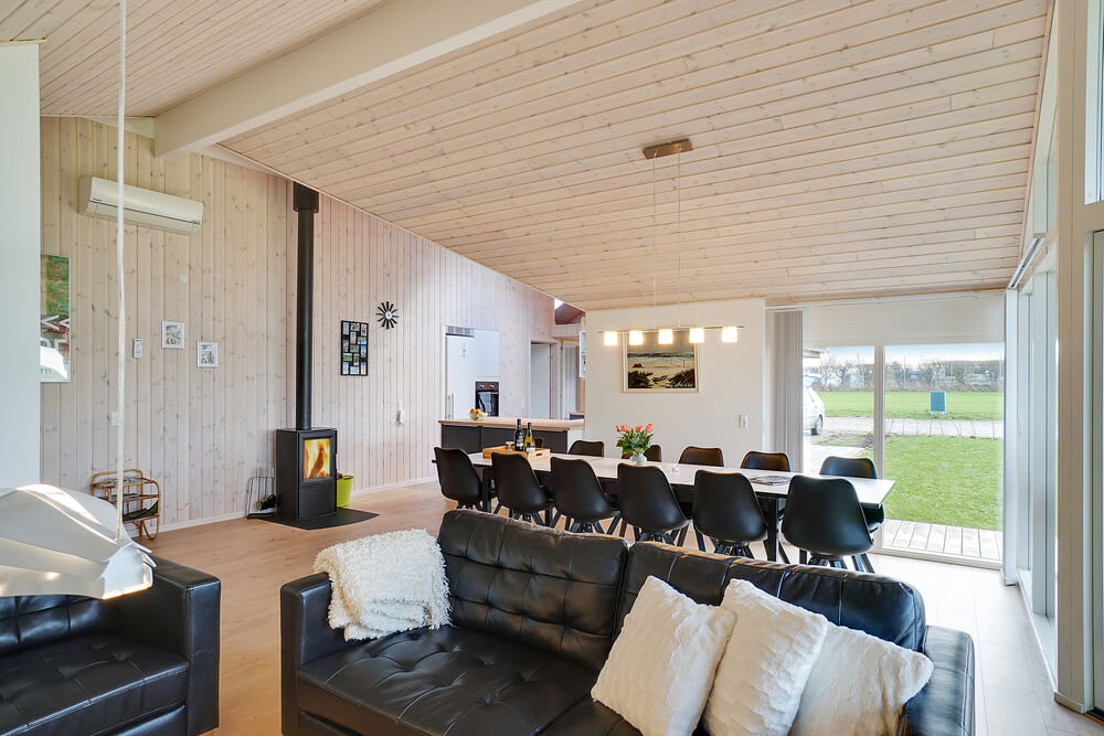 Ni kan sitta 12 personer tillsammans i vardagsrummet när ni besöker lyxhus nr 444 i Østjylland.