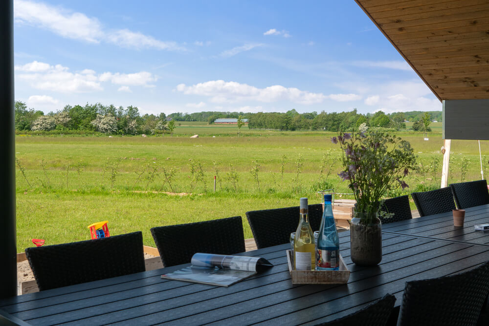 Njut av en grillkväll på terrassen i lyxstuga nr 444 i Østjylland