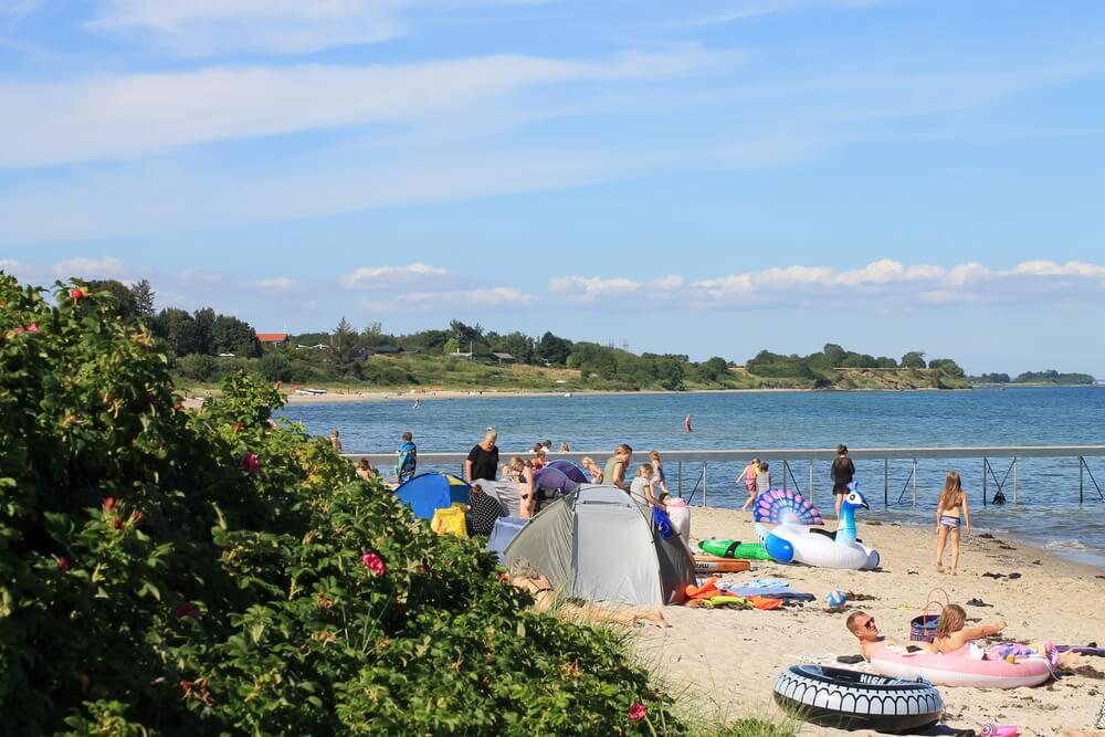 Den vackra stranden i närheten av lyxhus 444 vid Østjylland.