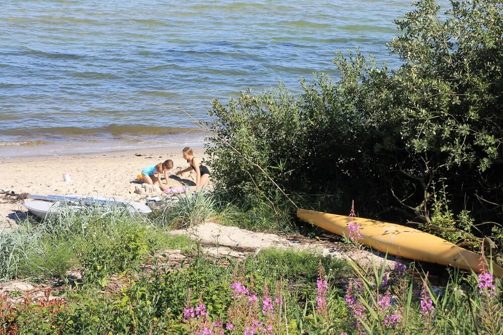 Stranden i närheten av lyxhus 444.